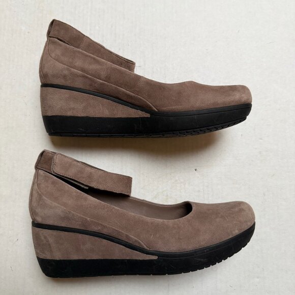 Clarks Suede Shoes Womens 10 Wide Tan Mary Jane Wedge Ankle Strap Holiday Party - Picture 6 of 9